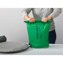 Therm-a-Rest BlockerLite Pump Sack -Outdoor Camping 13228 thermarest blockerlite pump sack pine 20 liters inuse 98004.1626823002